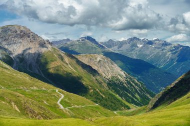 Stelvio geçidi boyunca uzanan dağ manzarası, Sondrio ili, Lombardy, İtalya, yaz mevsiminde.