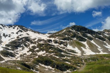 Stelvio geçidi boyunca uzanan dağ manzarası, Sondrio ili, Lombardy, İtalya, yaz mevsiminde.