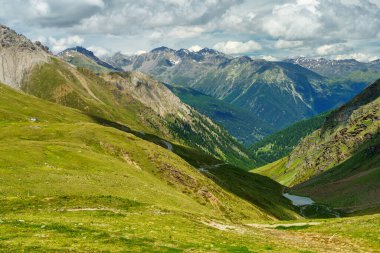 Stelvio geçidi boyunca uzanan dağ manzarası, Sondrio ili, Lombardy, İtalya, yaz mevsiminde.