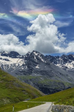 Stelvio Geçidi 'ne doğru alçalan bulutlar, Sondrio ili, Lombardy, İtalya, yaz mevsiminde.