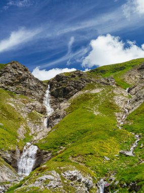 Stelvio geçidi boyunca uzanan dağ manzarası, Sondrio ili, Lombardy, İtalya, yaz mevsiminde.