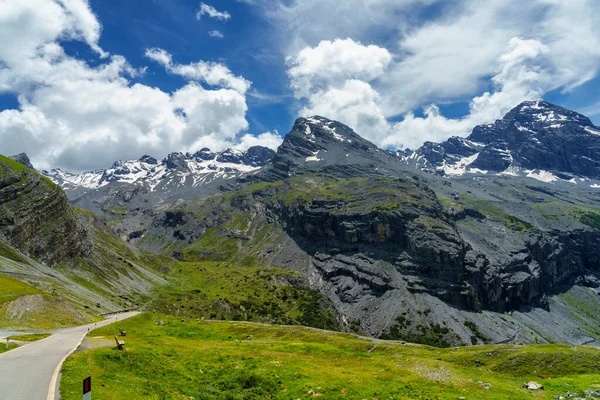 Stelvio geçidi boyunca uzanan dağ manzarası, Sondrio ili, Lombardy, İtalya, yaz mevsiminde.
