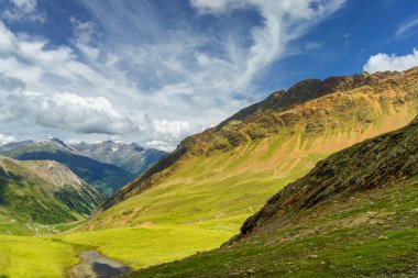 Stelvio geçidi boyunca uzanan dağ manzarası, Sondrio ili, Lombardy, İtalya, yaz mevsiminde.