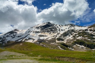 Stelvio geçidi boyunca uzanan dağ manzarası, Sondrio ili, Lombardy, İtalya, yaz mevsiminde.