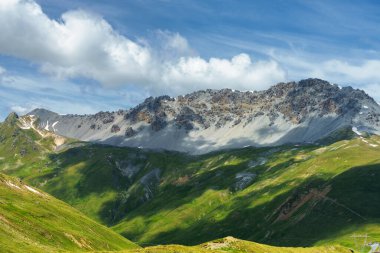 Stelvio geçidi boyunca uzanan dağ manzarası, Sondrio ili, Lombardy, İtalya, yaz mevsiminde.