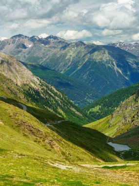 Stelvio geçidi boyunca uzanan dağ manzarası, Sondrio ili, Lombardy, İtalya, yaz mevsiminde.