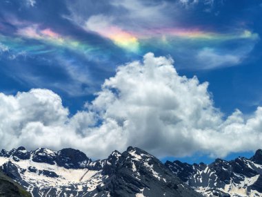 Stelvio Geçidi 'ne doğru alçalan bulutlar, Sondrio ili, Lombardy, İtalya, yaz mevsiminde.