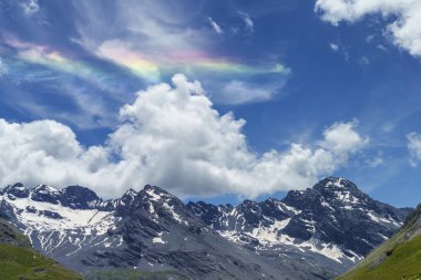 Stelvio Geçidi 'ne doğru alçalan bulutlar, Sondrio ili, Lombardy, İtalya, yaz mevsiminde.