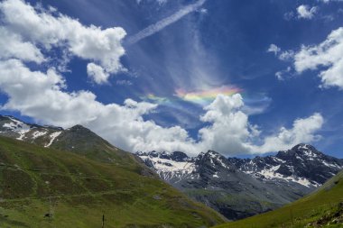 Stelvio Geçidi 'ne doğru alçalan bulutlar, Sondrio ili, Lombardy, İtalya, yaz mevsiminde.