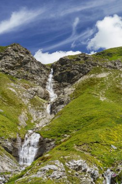Stelvio geçidi boyunca uzanan dağ manzarası, Sondrio ili, Lombardy, İtalya, yaz mevsiminde.