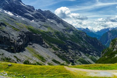 Stelvio geçidi boyunca uzanan dağ manzarası, Sondrio ili, Lombardy, İtalya, yaz mevsiminde.