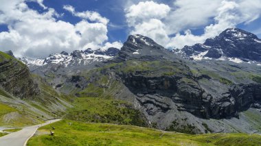 Stelvio geçidi boyunca uzanan dağ manzarası, Sondrio ili, Lombardy, İtalya, yaz mevsiminde.