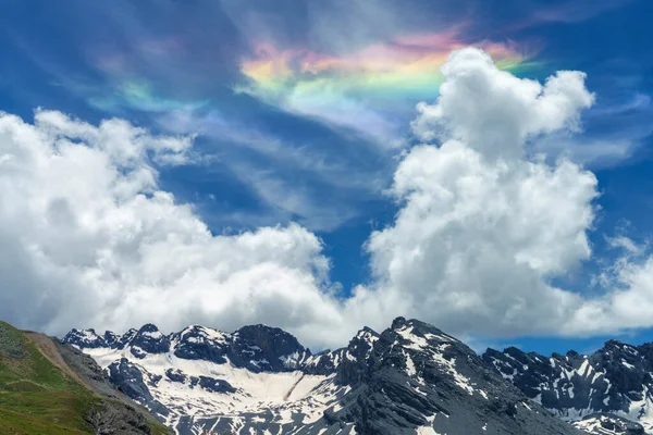 Nuvem Iridescente Sobre Estrada Para Stelvio Pass Província Sondrio Lombardia — Fotografia de Stock