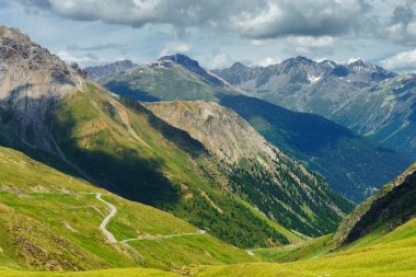 Stelvio geçidi boyunca uzanan dağ manzarası, Sondrio ili, Lombardy, İtalya, yaz mevsiminde.