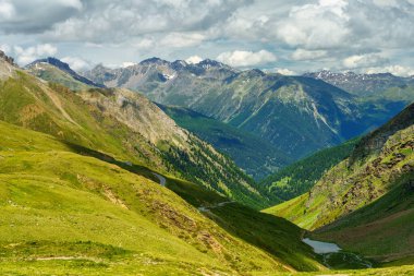 Stelvio geçidi boyunca uzanan dağ manzarası, Sondrio ili, Lombardy, İtalya, yaz mevsiminde.