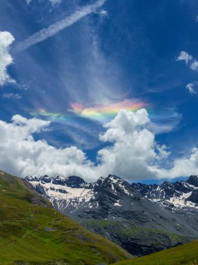 Stelvio Geçidi 'ne doğru alçalan bulutlar, Sondrio ili, Lombardy, İtalya, yaz mevsiminde.