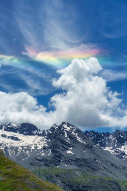 Stelvio Geçidi 'ne doğru alçalan bulutlar, Sondrio ili, Lombardy, İtalya, yaz mevsiminde.