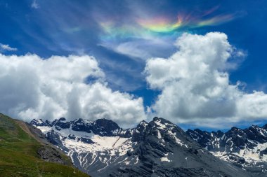 Stelvio Geçidi 'ne doğru alçalan bulutlar, Sondrio ili, Lombardy, İtalya, yaz mevsiminde.