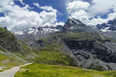 Stelvio geçidi boyunca uzanan dağ manzarası, Sondrio ili, Lombardy, İtalya, yaz mevsiminde.