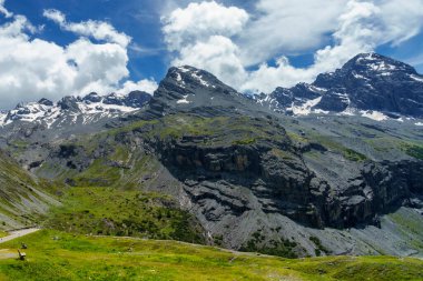 Stelvio geçidi boyunca uzanan dağ manzarası, Sondrio ili, Lombardy, İtalya, yaz mevsiminde.