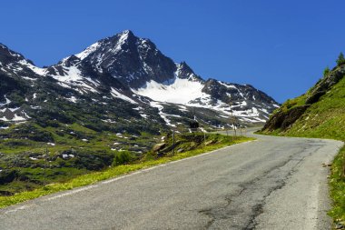 Passo Gavia, Sondrio ili, Lombardy, İtalya: yaz aylarında dağ geçidi boyunca manzara