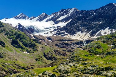 Passo Gavia, Sondrio ili, Lombardy, İtalya: yaz aylarında dağ geçidi boyunca manzara