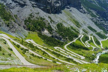 Stelvio geçidi boyunca uzanan dağ manzarası, Sondrio ili, Lombardy, İtalya, yaz mevsiminde.