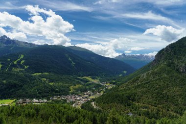 Yazın Stelvio geçidi boyunca uzanan dağ manzarası, Sondrio ili, Lombardy, İtalya. Bormio Görünümü