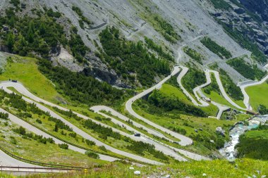 Stelvio geçidi boyunca uzanan dağ manzarası, Sondrio ili, Lombardy, İtalya, yaz mevsiminde.