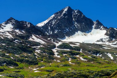 Passo Gavia, Sondrio ili, Lombardy, İtalya: yaz aylarında dağ geçidi boyunca manzara