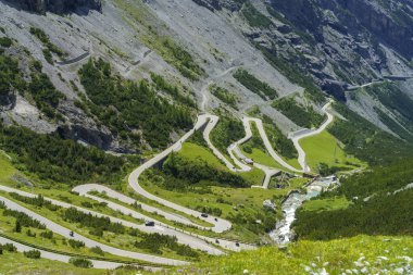 Stelvio geçidi boyunca uzanan dağ manzarası, Sondrio ili, Lombardy, İtalya, yaz mevsiminde.