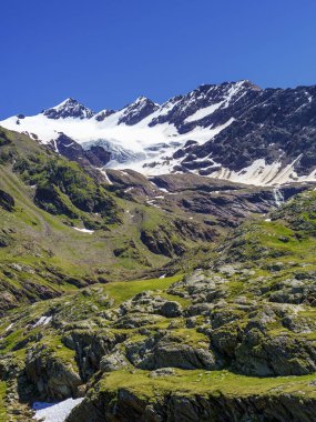 Passo Gavia, Sondrio ili, Lombardy, İtalya: yaz aylarında dağ geçidi boyunca manzara