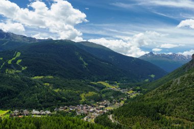 Yazın Stelvio geçidi boyunca uzanan dağ manzarası, Sondrio ili, Lombardy, İtalya. Bormio Görünümü