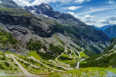 Stelvio geçidi boyunca uzanan dağ manzarası, Sondrio ili, Lombardy, İtalya, yaz mevsiminde.