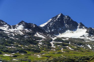 Passo Gavia, Sondrio ili, Lombardy, İtalya: yaz aylarında dağ geçidi boyunca manzara