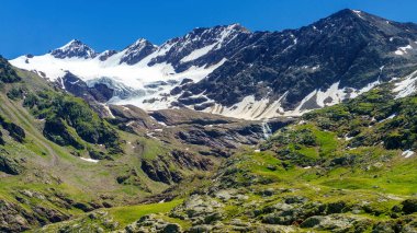 Passo Gavia, Sondrio ili, Lombardy, İtalya: yaz aylarında dağ geçidi boyunca manzara