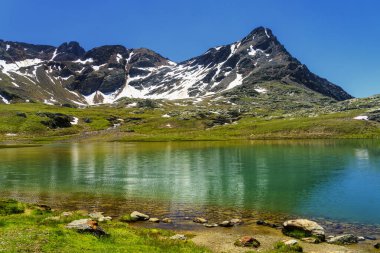 Passo Gavia, Sondrio ili, Lombardy, İtalya: yaz aylarında dağ geçidi boyunca manzara. Göl