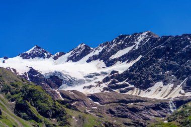 Passo Gavia, Sondrio ili, Lombardy, İtalya: yaz aylarında dağ geçidi boyunca manzara