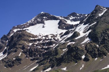 Passo Gavia, Sondrio ili, Lombardy, İtalya: yaz aylarında dağ geçidi boyunca manzara