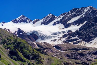 Passo Gavia, Sondrio ili, Lombardy, İtalya: yaz aylarında dağ geçidi boyunca manzara