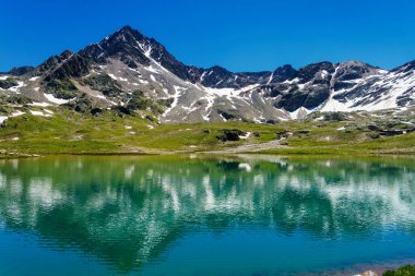 Passo Gavia, Sondrio ili, Lombardy, İtalya: yaz aylarında dağ geçidi boyunca manzara. Göl