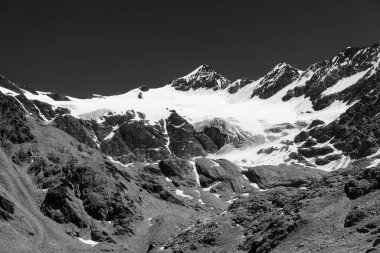 Passo Gavia, Sondrio ili, Lombardy, İtalya: yaz aylarında dağ geçidi boyunca manzara: Buzul. Siyah ve beyaz