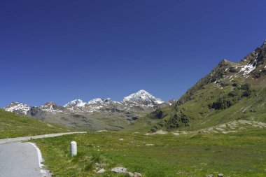 Passo Gavia, Sondrio ili, Lombardy, İtalya: yaz aylarında dağ geçidi boyunca manzara