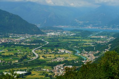 Valtellina Vadisi 'nin panoramik manzarası, Sondrio ili, Lombardy, İtalya, yazın Mello' dan