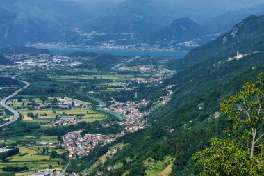 Valtellina Vadisi 'nin panoramik manzarası, Sondrio ili, Lombardy, İtalya, yazın Mello' dan