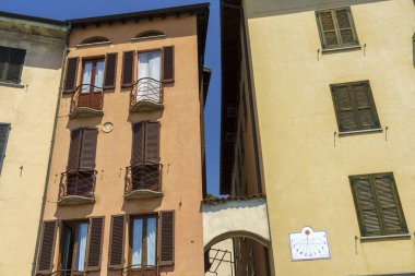 Como Gölü, ya da Lario Gölü, Domaso, Lombardy, İtalya, yaz mevsiminde. Sokak