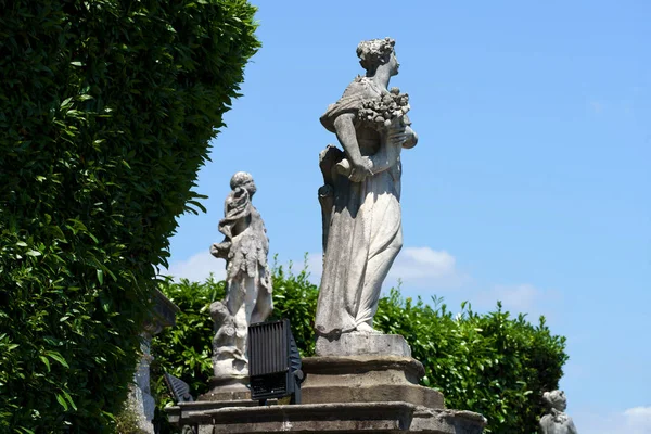 Tremezzo, Como Eyaleti, Lombardy, İtalya: Como Gölü üzerindeki tarihi bir ev olan Villa Carlotta 'nın dışı. Heykeller