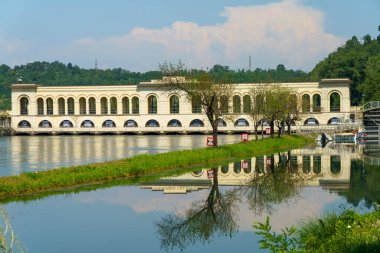 Panperduto Barajı, Varese Bölgesi, Lombardy, İtalya, yaz mevsiminde.