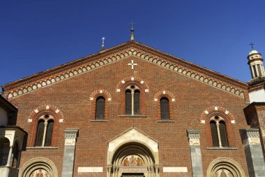 Sant Eustorgio, Roma tarzında Paleohristiyan kilisesi Milan, Lombardy, İtalya. Ön cephe