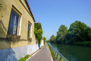 Robecco Konsolosu Naviglio 'da Abbiategrasso' dan Turbigo 'ya bisiklet yolu (Lombardy, İtalya).
